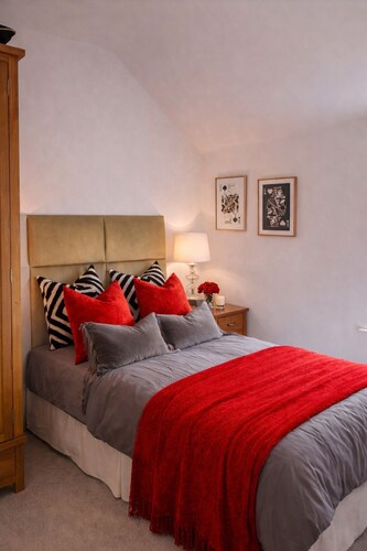 The Red Rum Room @ The Three Horseshoes is one of three Boutique Rooms.