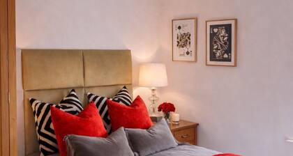 The Red Rum Room @ The Three Horseshoes is one of three Boutique Rooms.