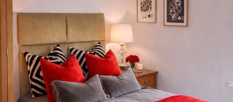 The Red Rum Room @ The Three Horseshoes is one of three Boutique Rooms.