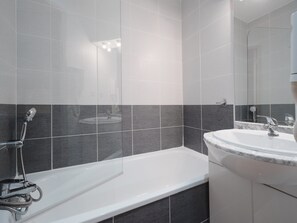 Bathroom - Lush Corner Near the Local Bistro (Agde)
