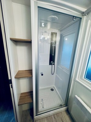 Shower, hair dryer - 6/8 berth mobile home in a 4* campsite with pools and slides (Les Mathes)