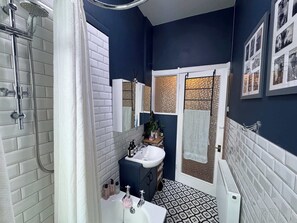 Shower, shampoo - Gorgeous 2BDR with Unique Character in Edinburgh (Edinburgh)