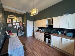 Fridge, oven, stovetop, dishwasher - Gorgeous 2BDR with Unique Character in Edinburgh (Edinburgh)