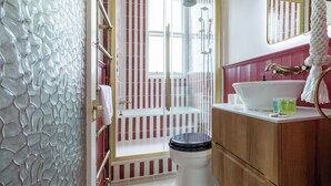 A bathroom with a shower, toilet, and sink. - Gorgeous 2BDR with Unique Character in Edinburgh (Edinburgh)