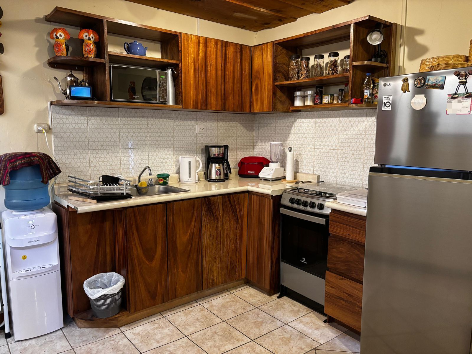 Cafetera y tetera, refrigerador, microondas y horno 