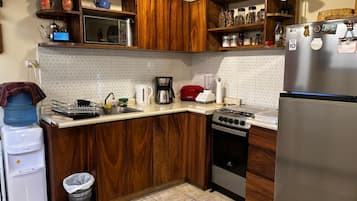 Cafetera y tetera, refrigerador, microondas y horno