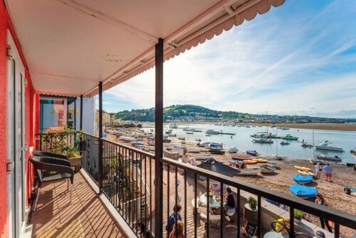 Catch 22 Beach Retreat, 3 Bedroom Duplex Apartment on Teignmouth's Back Beach