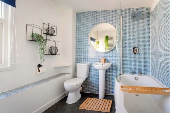 Suihku, hiustenkuivaaja, pyyhkeet, vessapaperi