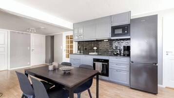 Apartment, 3 Bedrooms, Smoking, Balcony | Dining room