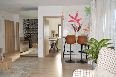 Smart TV, books, computer monitors. Cloud-free on the sunny slope - a modern feel-good oasis for every occasion