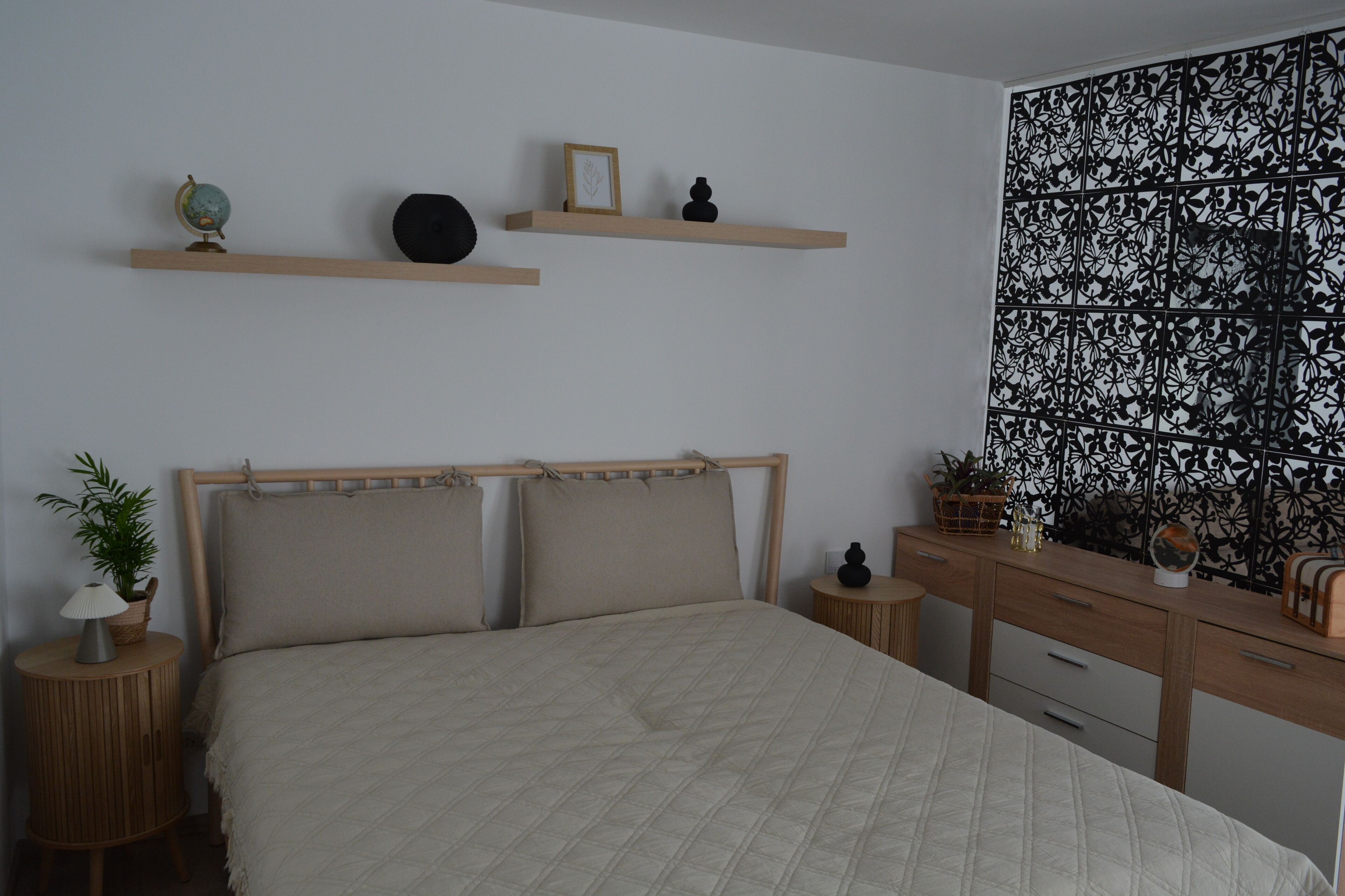 1 dormitori, escriptori i planxa i posts de planxar 