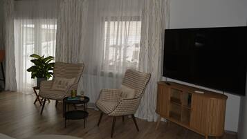 Televisor intel·ligent, llibres i pantalles d'ordinador