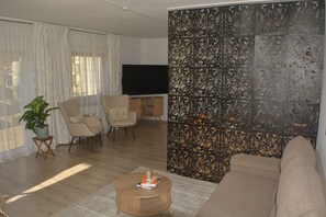 Smart TV, books, computer monitors - Cloud-free on the sunny slope - a modern feel-good oasis for every occasion (Lebach)