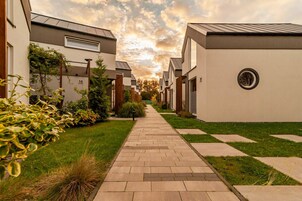 Un sendero que conduce a edificios residenciales modernos bajo un cielo despejado.
