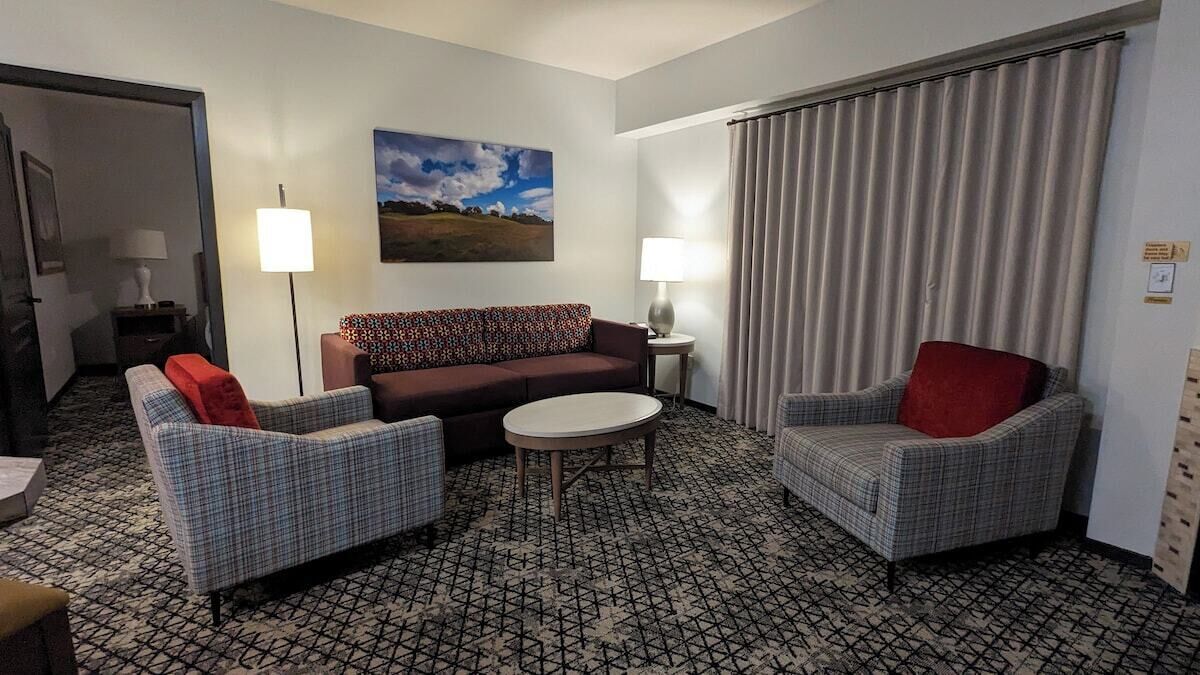 Télévision, cheminée, table de tennis de table, chaîne hi-fi