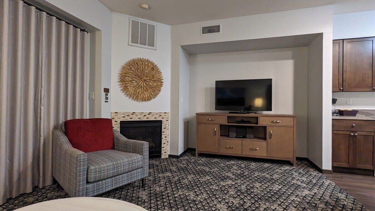 Fernseher, Kamin, Tischtennisplatte, Stereoanlage