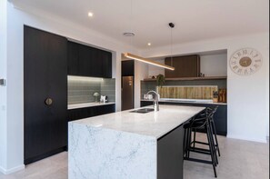 Microwave, oven, stovetop, dishwasher - 5BR Executive Retreat in Rochedale | Perfect for families (Rochedale)