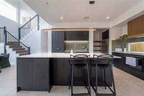 Microwave, oven, stovetop, dishwasher - 5BR Executive Retreat in Rochedale | Perfect for families (Rochedale)