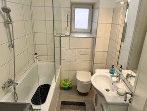 Handtücher, Seife, Toilettenpapier