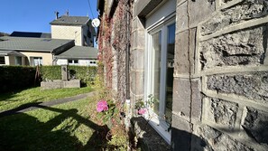 House | Garden - Sunny Sanctuary by the Town Center (Mont-Dore)