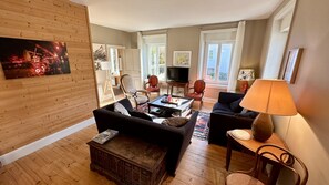 House | Living room - Sunny Sanctuary by the Town Center (Mont-Dore)