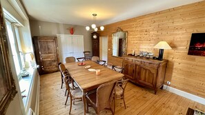 Dining - Sunny Sanctuary by the Town Center (Mont-Dore)