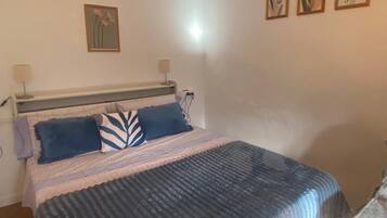 3 slaapkamers, een strijkplank/strijkijzer, internet, beddengoed