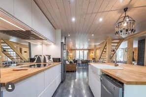 Private kitchen - Magnificent Demi-Chalet (THONES)