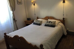 1 habitación y tabla de planchar con plancha 