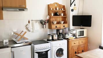 Apartment | Private kitchen | Cleaning supplies