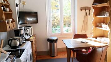 Apartment | Private kitchen | Cleaning supplies
