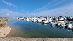 Marina - Relaxation and comfort in this garden-level apartment. Wifi. Secure parking (Arcachon)