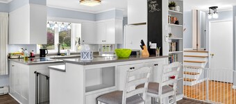 Family Friendly Lake Front Chalet