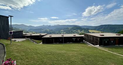 Tranquil Flat for 5 in Murat-le-quaire