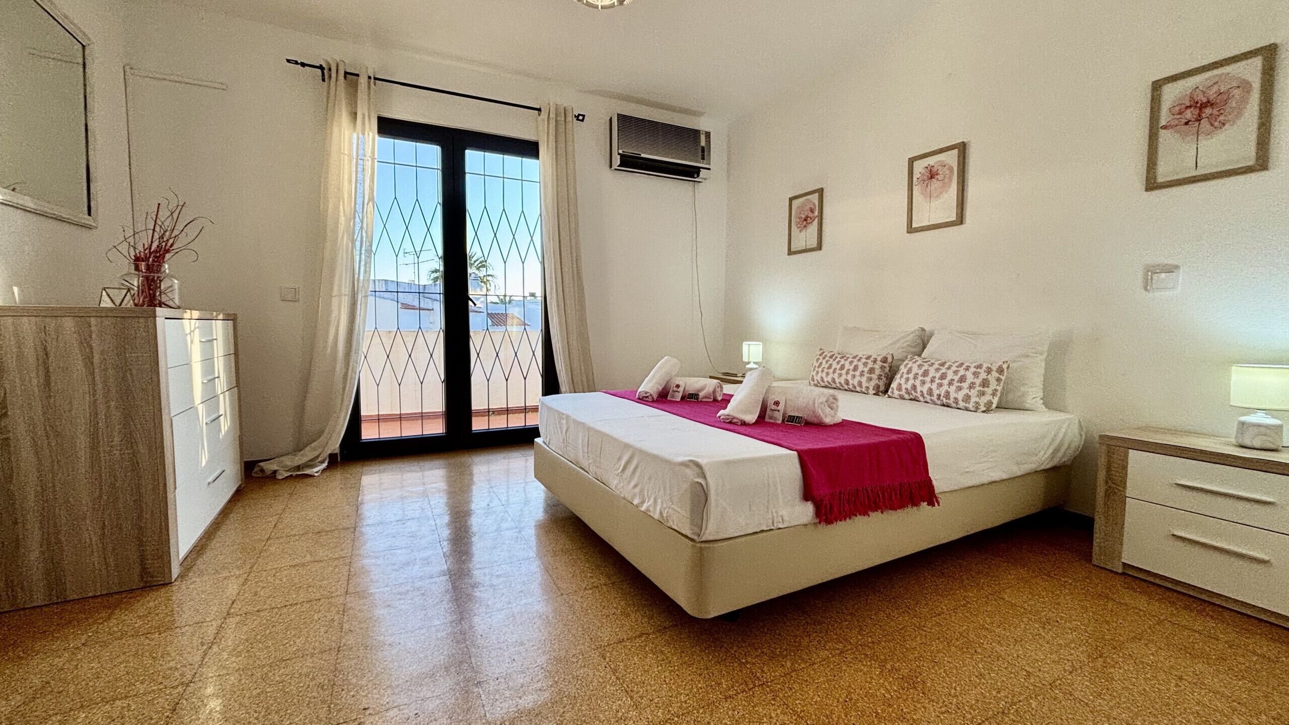 3 bedrooms, bed sheets