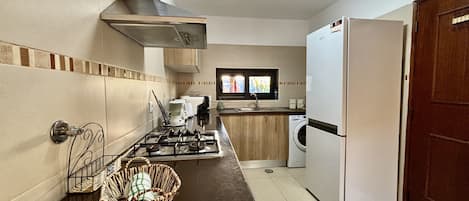 Micro-ondes, cafetiĂšre/bouilloire