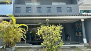 Een huis met twee verdiepingen en een overdekte patio.