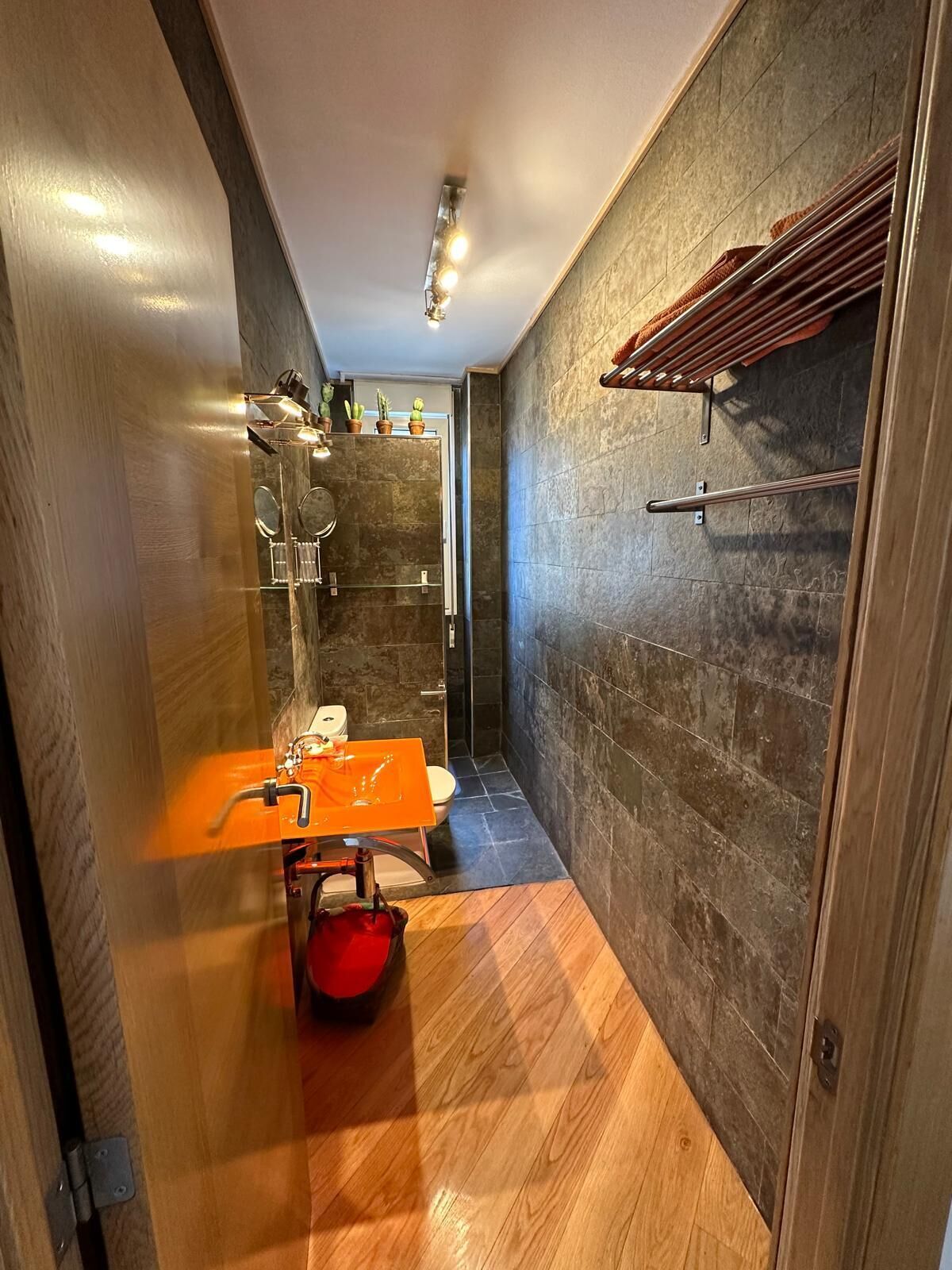 Een douche, een haardroger, handdoeken, zeep