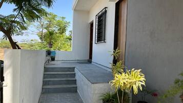 Standard Room, Balcony, Garden View | Desk, free WiFi