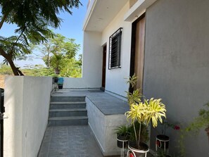 Habitación estándar, balcón, vistas al jardín | Escritorio y wifi gratis