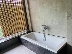 Toalhas de banho, shampoo, papel higiênico