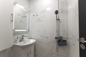 Shower, hair dryer, towels, soap - Plovdiv City Centre One-Bedroom Apartment View Fully Equipped Kitchen City View (Plovdiv)