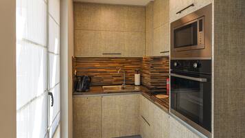 Micro-ondes, four, plaque de cuisson, lave-vaisselle