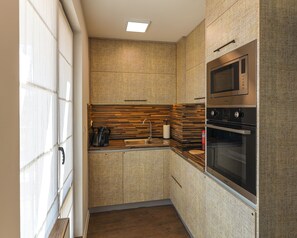 Four à micro-ondes, un four, surface de cuisson, lave-vaisselle