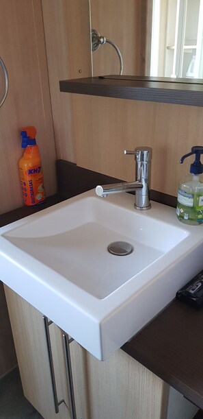 Sèche-cheveux, savon, papier toilette