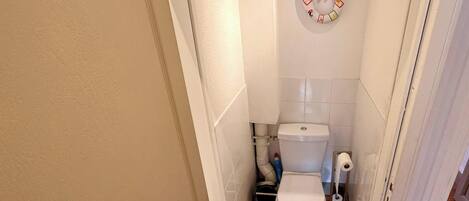 Appartement | Badkamer | Een haardroger, shampoo