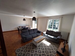 TV - Spacious house for large family or group - Near Villejuif Metro Line7 (Villejuif)