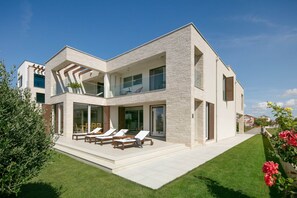 Villa | Exterior - Stunning Villa With Pool in Sukosan (Sukosan)