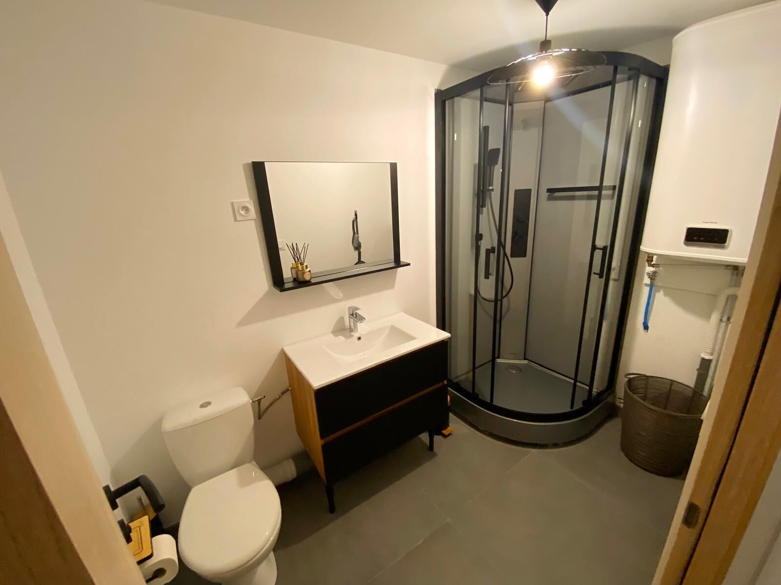 Douche, sèche-cheveux, serviettes fournies, savon