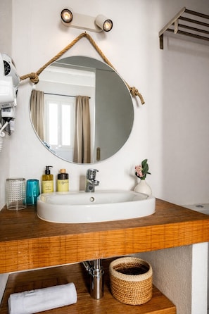 Suihku, hiustenkuivaaja, pyyhkeet, saippua